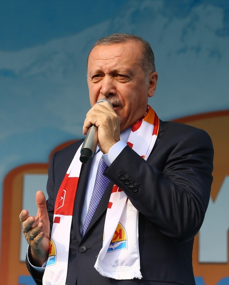 <p>Türkiye Cumhurbaşkanı Recep Tayyip Erdoğan, Kayseri'de düzenlenen toplu açılış törenine katılarak konuşma yaptı.</p>

<p> </p>
