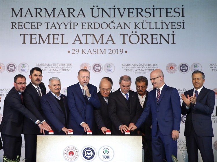 <p>Türkiye Cumhurbaşkanı Recep Tayyip Erdoğan (sağ 6), Milli Savunma Bakanı Hulusi Akar (sağ 4), Gençlik ve Spor Bakanı Mehmet Muharrem Kasapoğlu (solda), Çevre ve Şehircilik Bakanı Murat Kurum (sol 2), Eski TBMM Başkanı ve AK Parti İzmir Milletvekili Binali Yıldırım (sol 3), İstanbul Valisi Ali Yerlikaya (sağda) ve Marmara Üniversitesi Rektörü Prof. Dr. Erol Özvar (sağ 2), Marmara Üniversitesi Recep Tayyip Erdoğan Külliyesi Temel Atma Töreni'ne katıldı.</p>
