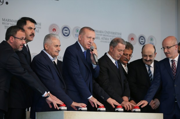 Türkiye Cumhurbaşkanı Recep Tayyip Erdoğan, Maltepe'de Marmara Üniversitesi Recep Tayyip Erdoğan Külliyesi Temel Atma Töreni'ne katıldı. Cumhurbaşkanı Erdoğan, Milli Savunma Bakanı Hulusi Akar Çevre ve Şehircilik Bakanı Murat Kurum (sol 2), Gençlik ve Spor Bakanı Mehmet Muharrem Kasapoğlu (solda) ve diğer katılımcılar, butona basarak açılışı gerçekleştirdi.