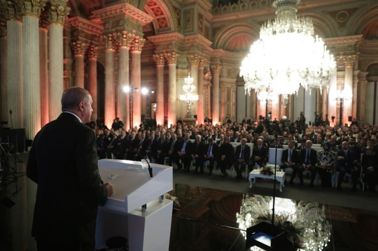 <p>Cumhurbaşkanı Yardımcısı Fuat Oktay, Eski TBMM Başkanı İsmail Kahraman, Sağlık Bakanı Fahrettin Koca, Aile, Çalışma ve Sosyal Hizmetler Bakanı Zehra Zümrüt Selçuk, AK Parti Genel Başkanvekili Numan Kurtulmuş, İletişim Başkanı Fahrettin Altun, İstanbul Valisi Ali Yerlikaya, İlim Yayma Vakfı Mütevelli Heyeti Başkanvekili Bilal Erdoğan, Anadolu Ajansı Genel Müdür Yardımcısı Mustafa Özkaya'nın yanı sıra çok sayıda akademisyen ve davetli de törene katıldı.</p>
