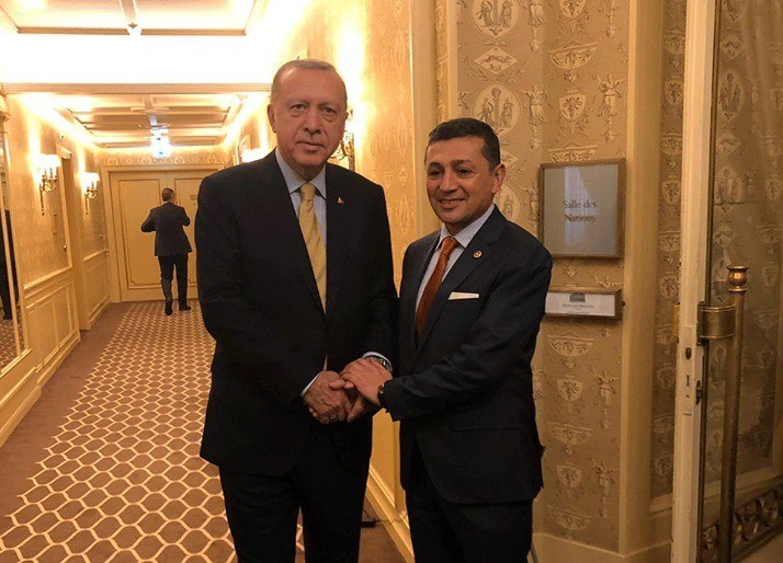 <p>Cumhurbaşkanı Recep Tayyip Erdoğan, Küresel Mülteci Forumu’na katılmak üzere İsviçre’nin Cenevre kentine gitti. Cumhurbaşkanlığı yetkilileri ve Bakanlar ile Dış İşleri Bakanlığı bürokratlarının da yer aldığı İsviçre programına MHP Kütahya Milletvekili Ahmet Erbaş da katılıyor.</p>
