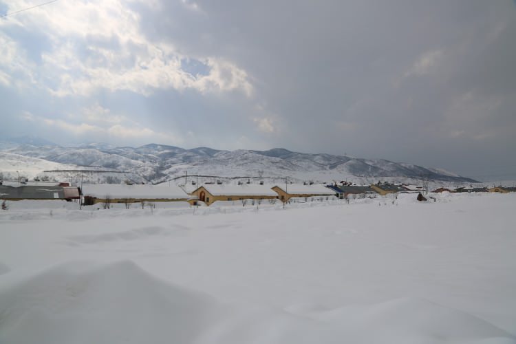 <p> Her yıl kar yağışının en çok olduğu ilçelerden olan 3 bin 500 nüfuslu Ovacık merkezinde son yağışlarla birlikte kar kalınlığı 2 metreye yaklaştı. </p>
