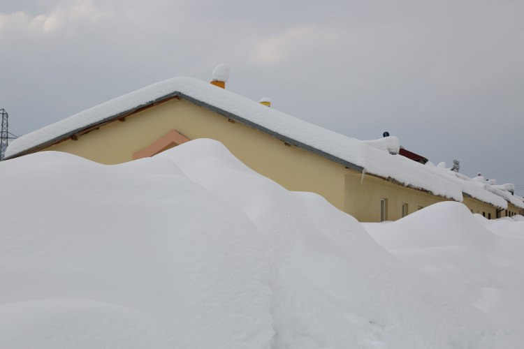 <p>Kar kalınlığının 2 metre olduğunu belirten Alican Özden ise “Kış şartları zor. Okullar tatil edildi. Köy yolları kapalı” diye konuştu.</p>
