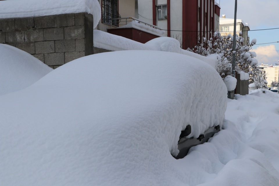 <p>Van ve çevre illerde yoğun kar yağışı etkili olurken, kar kalınlığı, 1 metreye yaklaştı. 260 mahalle ve 256 mezra yolu, kar nedeniyle ulaşıma kapandı. </p>

<p> </p>
