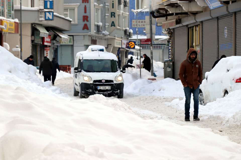 <p>Valilik ve Büyükşehir Belediyesi tarafından zorunlu olmadıkça trafiğe çıkılmaması uyarısında bulunuldu. Kapanan yolların yeniden ulaşıma açılması için 177 iş makinesi ve 630 kişilik personel ile yoğun çalışma yürütülüyor.</p>
