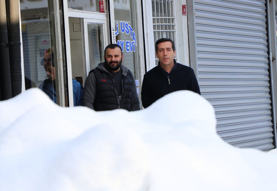<p> Büyükşehir ve İpekyolu belediyesi çalışanları, kent merkezindeki kaldırımlarda kar temizleme çalışması yaptı. Van Valisi ve Büyükşehir Belediye Başkan Vekili Bilmez, kentte son 26 yılın kar kalınlığı rekorunun kırıldığını belirtti. </p>
