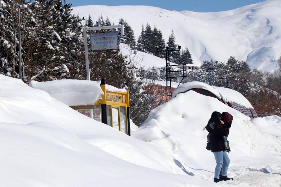 <p>Bitlis’te yaklaşık bir haftadır etkisini sürdüren kar yağışı sonucu kar altında kalan tek katlı evlere giriş çıkışlar adeta kardan tünellerden yapılıyor.</p>
