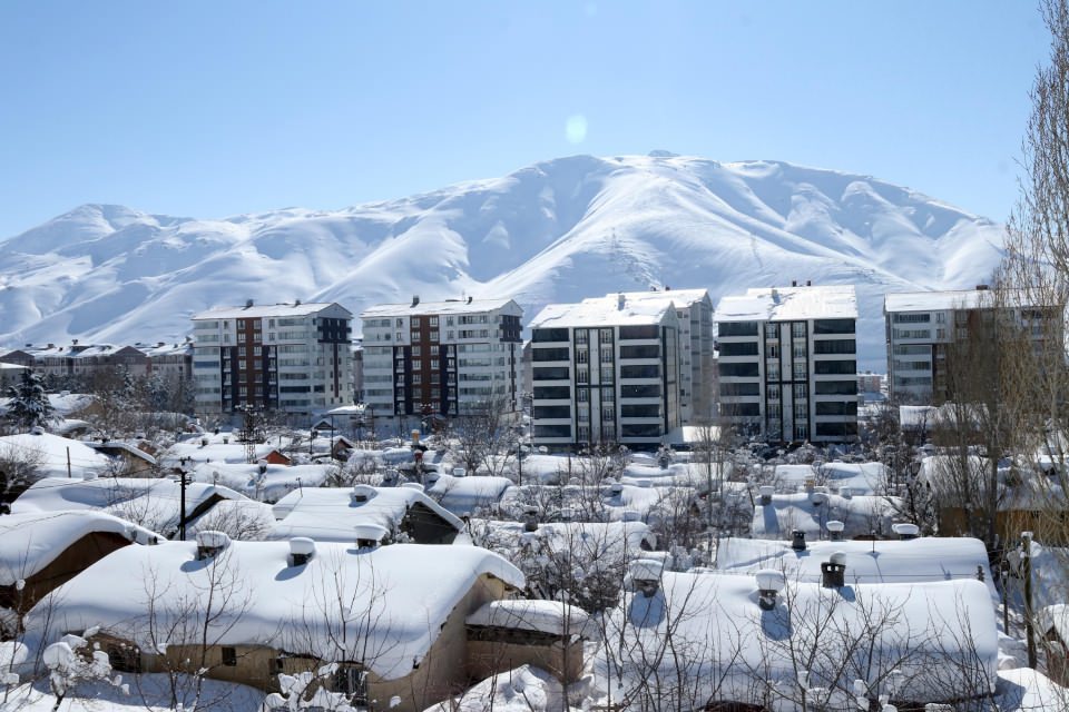 <p>Bitlis merkeze bağlı Hüsrevpaşa Mahallesi’nde bulunan tek katlı evlerin girişlerinde tüneller oluşurken, 145 köy yolunun ise ulaşıma kapalı olduğu bildirildi. </p>

<p> </p>
