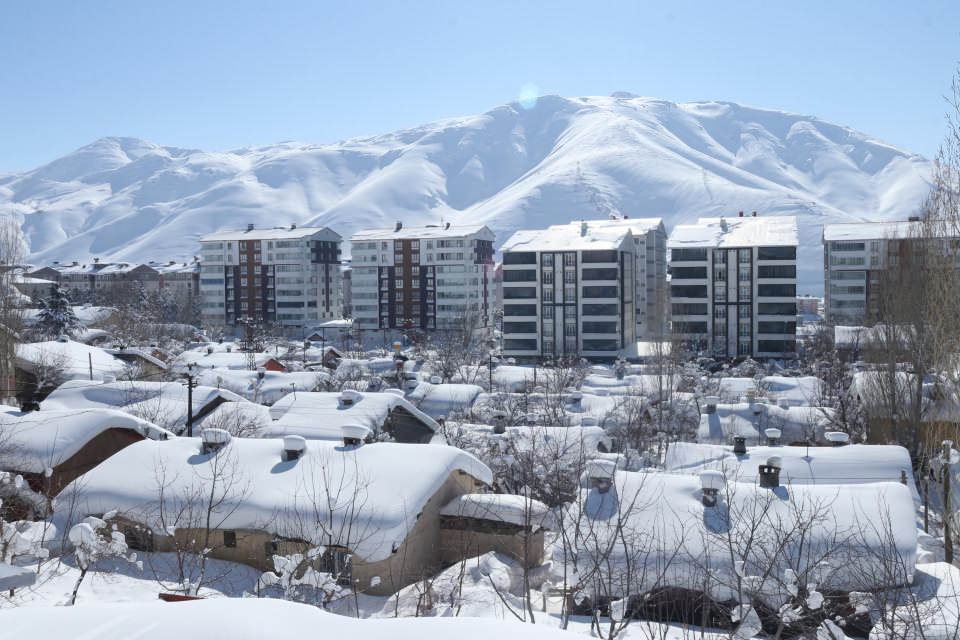 <p>Şehir merkezinde Bitlis Belediyesi ve Karayolları, köy ve mezra yollarında ise il özel idaresi ekipleri karla mücadelelerine devam ediyor.</p>
