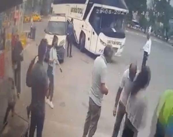 Son dakika haberi | OTOBÜS İLE ARAÇ ARASINDA SIKIŞAN POLİS MEMURU YARALANDI; O ANLAR KAMERADA