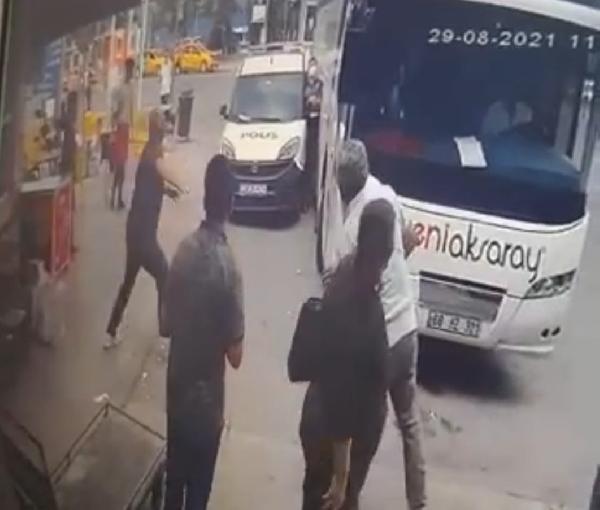 Son dakika haberi | OTOBÜS İLE ARAÇ ARASINDA SIKIŞAN POLİS MEMURU YARALANDI; O ANLAR KAMERADA