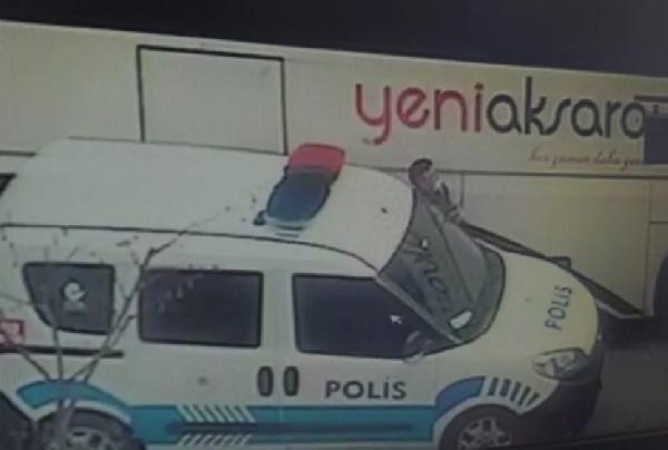 Son dakika haberi | OTOBÜS İLE ARAÇ ARASINDA SIKIŞAN POLİS MEMURU YARALANDI; O ANLAR KAMERADA