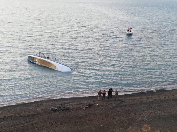 Van Gölü'nde batan tekne