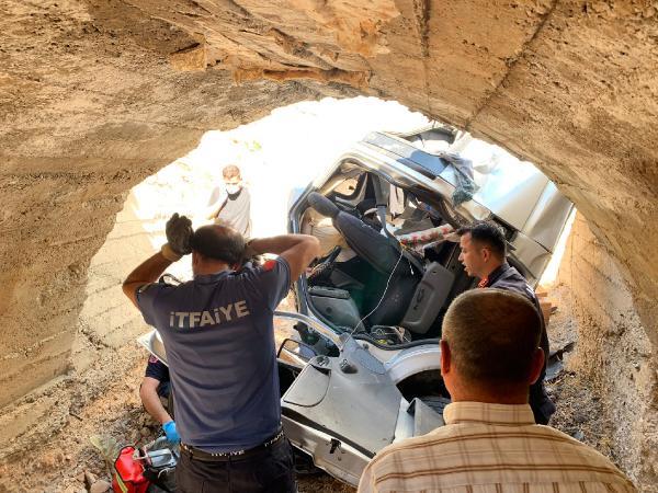 Son dakika haberleri! Minibüs menfeze yuvarlandı: 2 ölü, 5 yaralandı