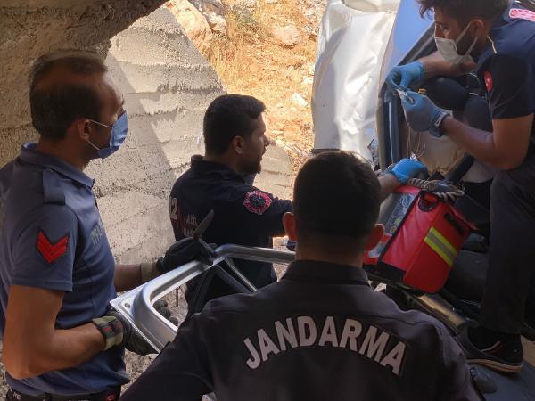 Son dakika haberleri! Minibüs menfeze yuvarlandı: 2 ölü, 5 yaralandı