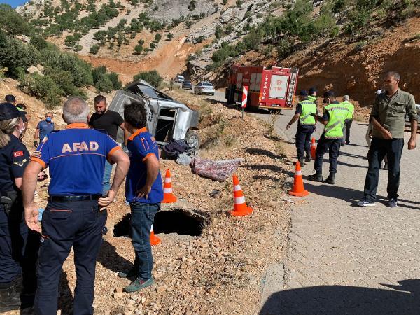 Son dakika haberleri! Minibüs menfeze yuvarlandı: 2 ölü, 5 yaralandı
