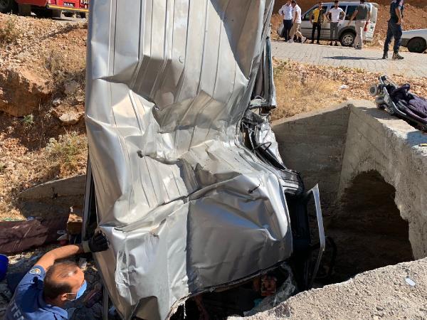 Son dakika haberleri! Minibüs menfeze yuvarlandı: 2 ölü, 5 yaralandı