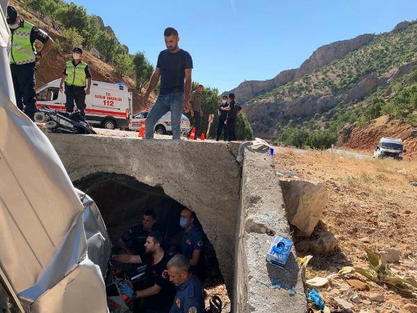 Son dakika haberleri! Minibüs menfeze yuvarlandı: 2 ölü, 5 yaralandı