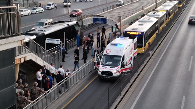 Son Dakika: Haramidere'de metrobüsü rehin alan şahıs, araçtan indirilerek gözaltına alındı