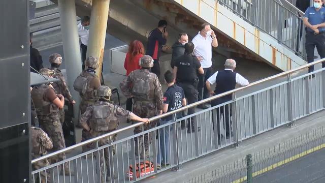Son Dakika: Haramidere'de metrobüsü rehin alan şahıs, araçtan indirilerek gözaltına alındı