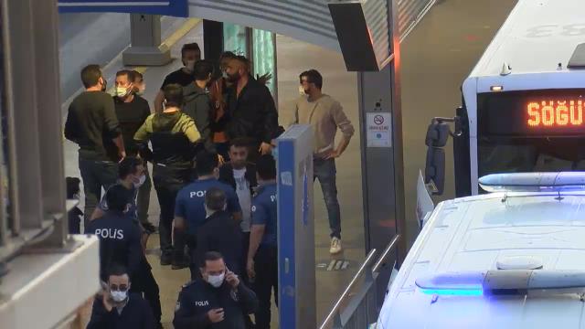 Son Dakika: Haramidere'de metrobüsü rehin alan şahıs, araçtan indirilerek gözaltına alındı Son Dakika: Haramidere'de metrobüsü rehin alan şahıs, araçtan indirilerek gözaltına alındı