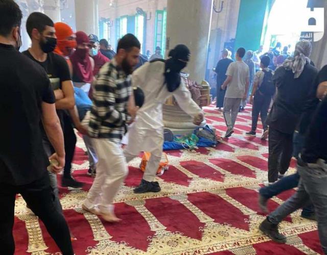 Son Dakika! İsrail polisi, işgal altındaki Mescid-i Aksa'da baskınları önlemek için nöbet tutan Filistinlilere müdahale ediyor