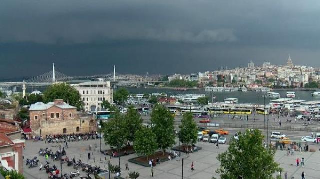 Son Dakika! İstanbul'da gün geceye döndü, birçok ilçede şiddetli sağanak yağış başladı