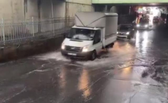 Son Dakika! İstanbul'da gün geceye döndü, birçok ilçede şiddetli sağanak yağış başladı