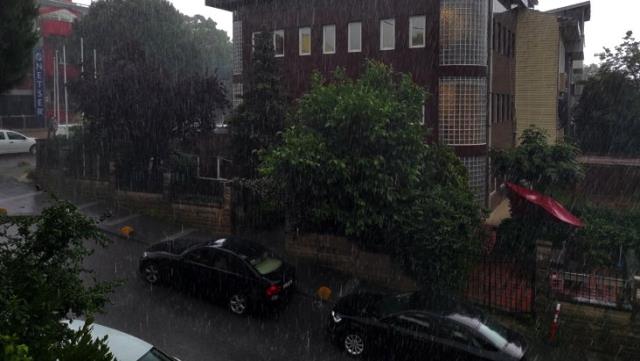 Son Dakika: İstanbul'da gün geceye döndü, birçok ilçede sağanak yağış etkili oldu