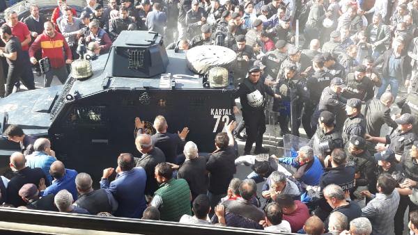 Saldırganı linç etmek isteyen vatandaşlar olay yerine akın etti.