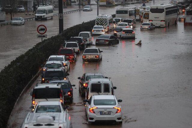 Son Dakika: İzmir'deki selde can kaybı! Menderes ilçesinde 1 kişi hayatını kaybetti