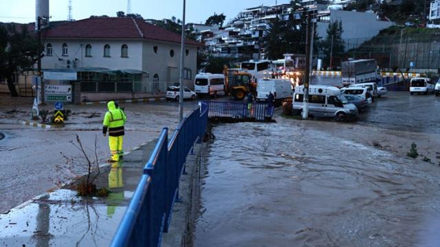 Son Dakika: İzmir'deki selde can kaybı! Menderes ilçesinde 1 kişi hayatını kaybetti
