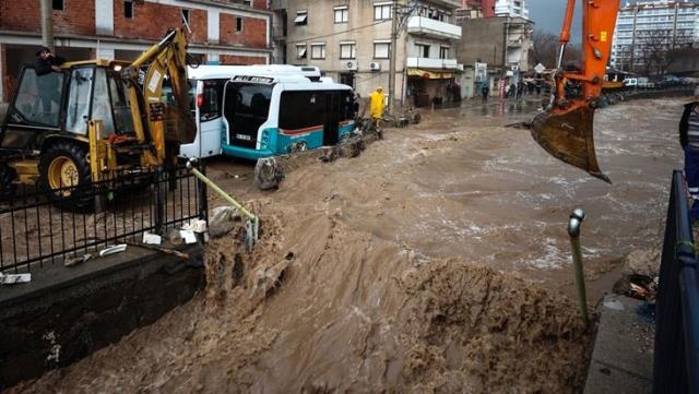 Son Dakika: İzmir'deki selde can kaybı! Menderes ilçesinde 1 kişi hayatını kaybetti Son Dakika: İzmir'deki selde can kaybı! Menderes ilçesinde 1 kişi hayatını kaybetti