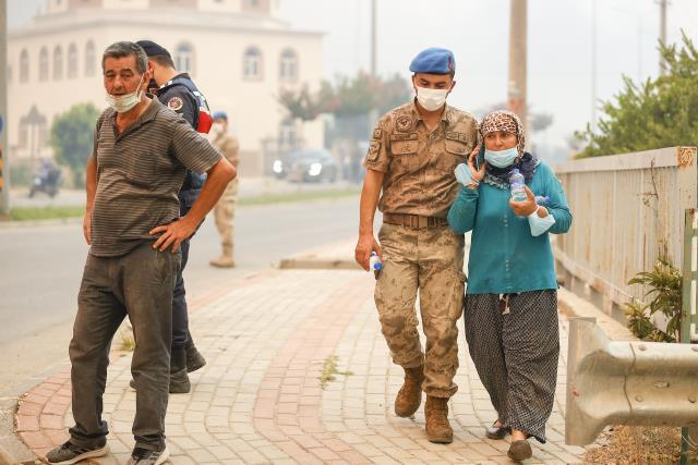 Son Dakika: Manavgat'ta 4 ayrı noktada orman yangını çıktı! Alevler yerleşim yerlerine ulaştı, devlet hastanesi boşaltıldı