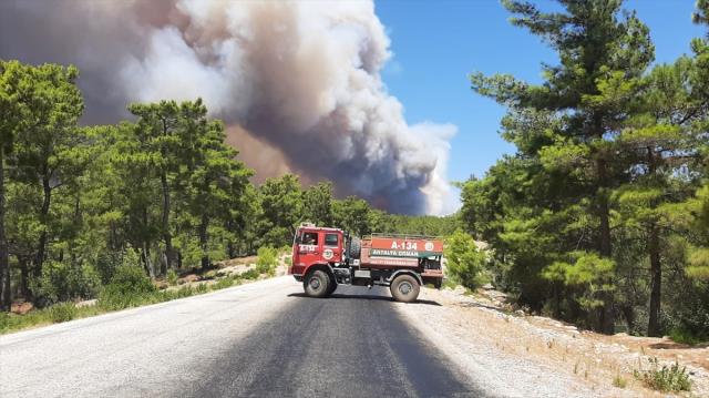 Son Dakika: Manavgat'ta 4 ayrı noktada orman yangını çıktı! 3 mahalle boşaltıldı, alevler benzin istasyonuna ulaşabilir