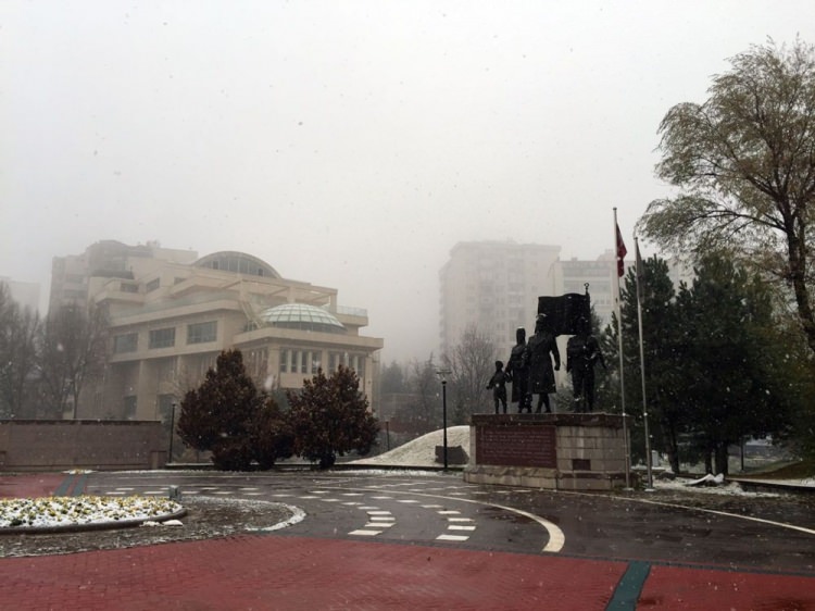 <p>Karayolları Genel Müdürlüğü ile polis ekipleri de tedbirlerini ardırdı. Sürücüler, özellikle kış lastiklerini takmaları konusunda uyarıldı.</p>
