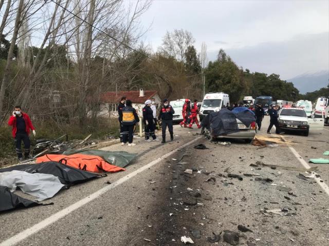 Son Dakika: Muğla'da tırla otomobilin çarpışması sonucu 5 kişi hayatını kaybetti