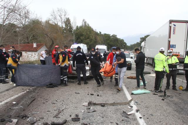 Son Dakika: Muğla'da tırla otomobilin çarpışması sonucu 5 kişi hayatını kaybetti