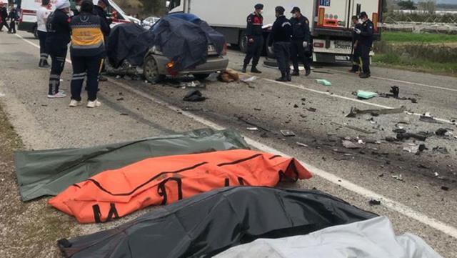 Son Dakika: Muğla'da tırla otomobilin çarpışması sonucu 5 kişi hayatını kaybetti