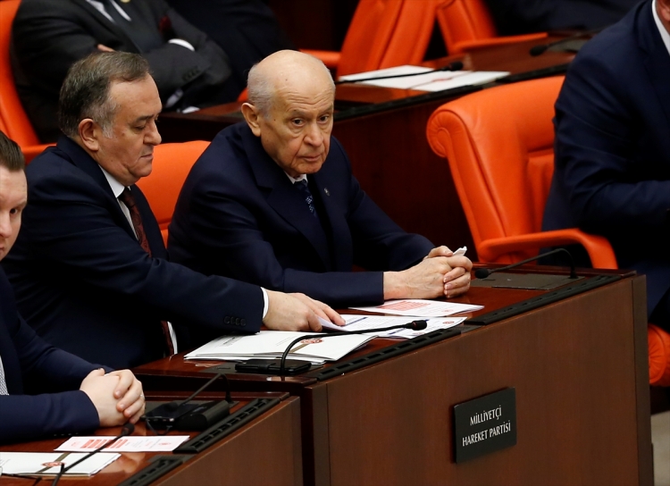 <p>TBMM Genel Kurulu, Libya'ya asker gönderilmesine ilişkin Cumhurbaşkanlığı tezkeresini görüşmek üzere Meclis Başkanı Mustafa Şentop başkanlığında toplandı. Genel Kurul çalışmalarına, MHP Genel Başkanı Devlet Bahçeli (sağda) de katıldı.</p>
