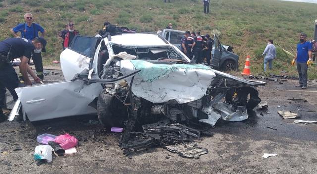 Son Dakika: Sivas'ta katliam gibi kaza! İki aracın birbirine girmesi sonucu 3'ü çocuk 9 kişi yaşamını yitirdi