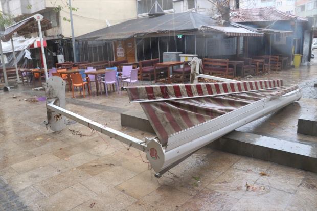Denizli'de fırtına hasara neden oldu.