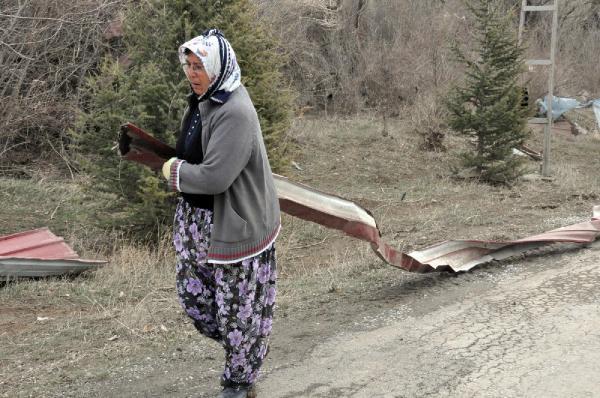 Sorgun'da hortum, çatıları uçurdu, ağaçları devirdi