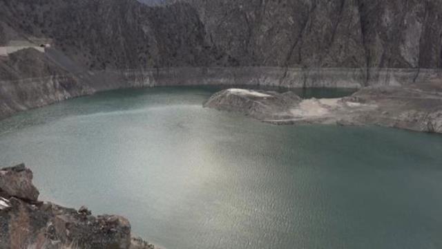 Artvin'de barajlardaki sular çekildi, yerleşim yerleri ortaya çıktı
