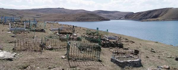 Suların çekildiği baraj gölünde mezarlar ve kemikler gün yüzüne çıktı