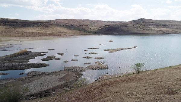 Suların çekildiği baraj gölünde mezarlar ve kemikler gün yüzüne çıktı