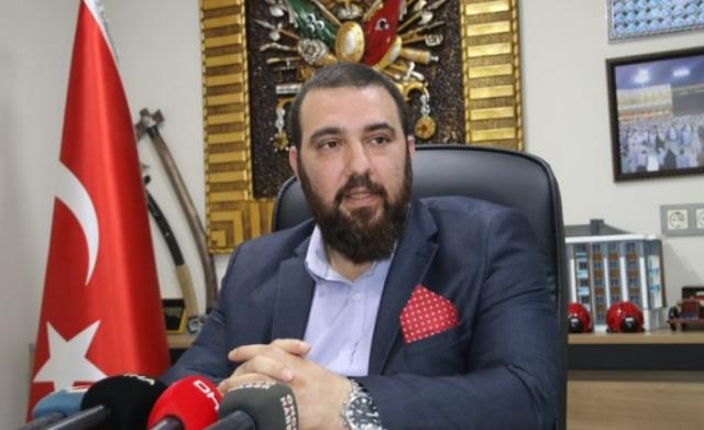Sultanahmet'e çakarlı araçla gelen 2. Abdülhamid'in torunu 'Yolun yolumuzdur şehzadem' sloganlarıyla karşılandı