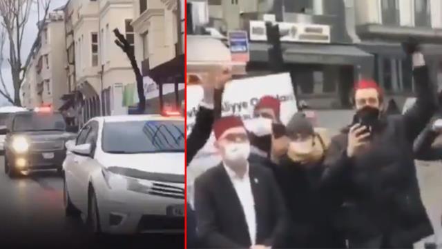 Sultanahmet'e çakarlı araçla gelen 2. Abdülhamid'in torunu 'Yolun yolumuzdur şehzadem' sloganlarıyla karşılandı Sultanahmet'e çakarlı araçla gelen 2. Abdülhamid'in torunu 'Yolun yolumuzdur şehzadem' sloganlarıyla karşılandı