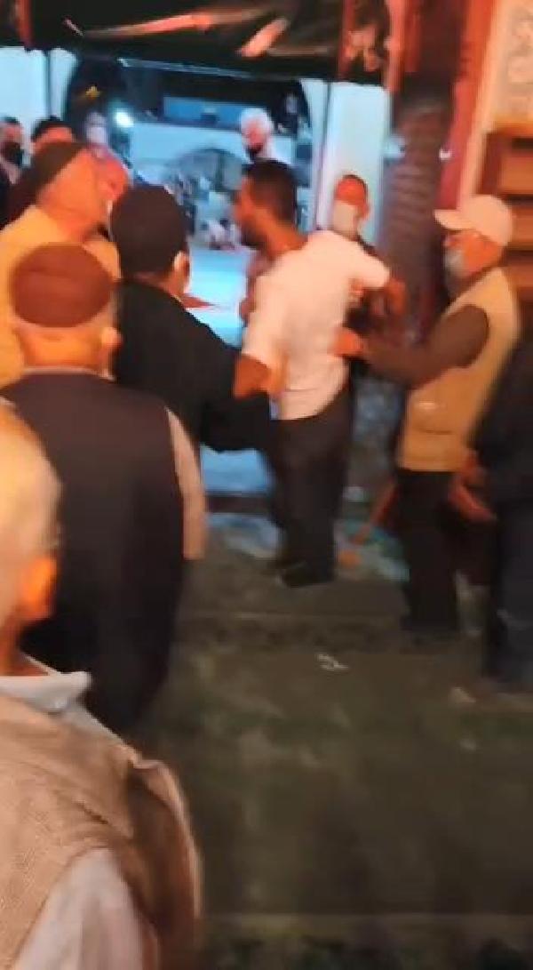 Sultangazi'de camide imam ve cemaate sopalı saldırı iddiası