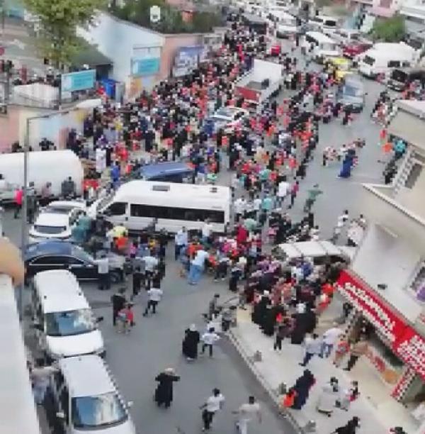 Sultangazi'de servis aracı okul önünde bekleyen öğrenci ve velilere çarptı: 4 yaralı